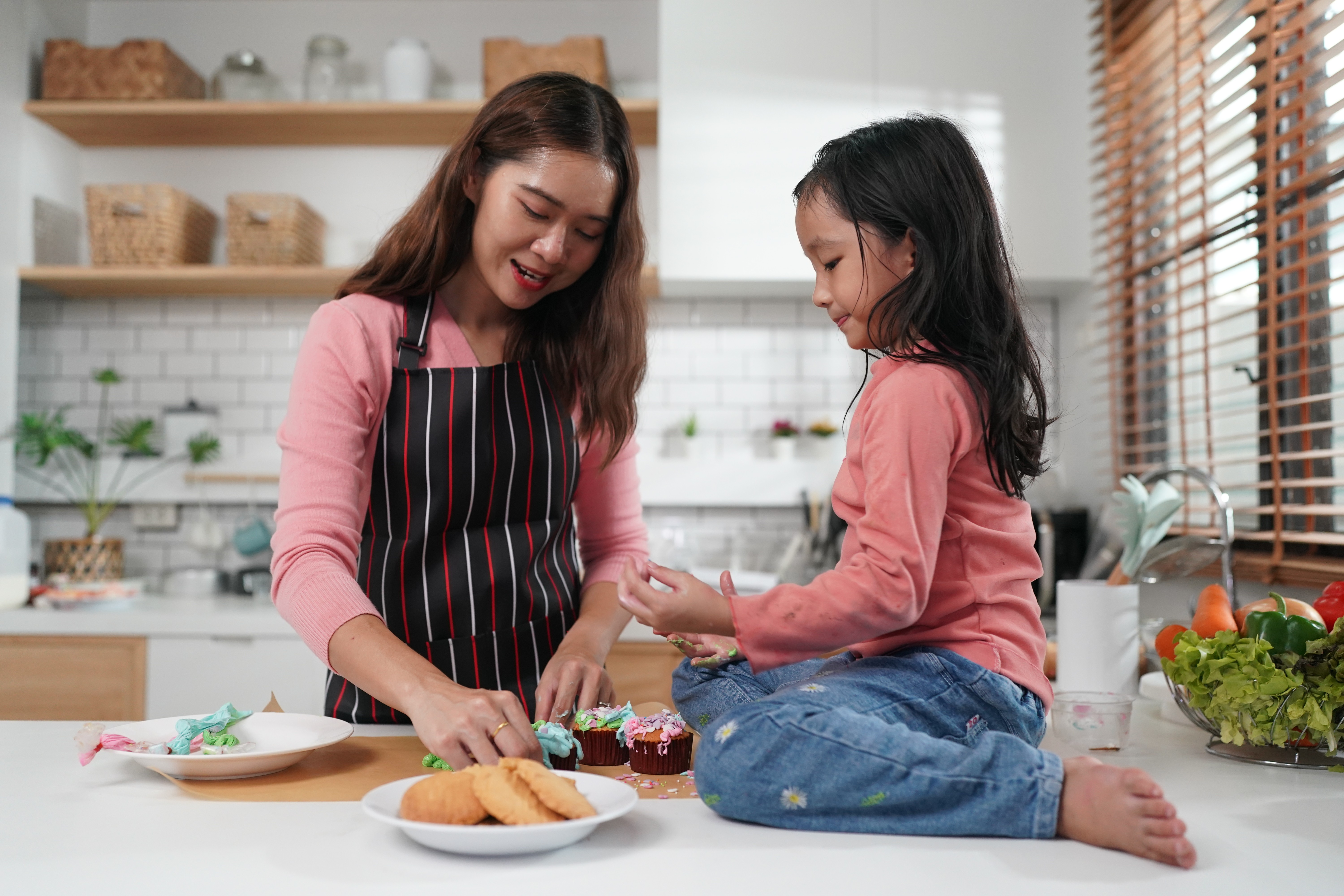 anak belajar memasak, tahapan memasak anak, manfaat memasak untuk anak, cara aman memasak dengan anak, Bunda, si Kecil 